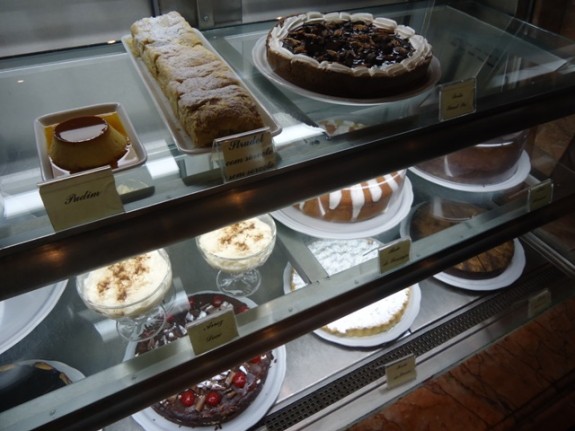 Balcão de doces do Café Girondino