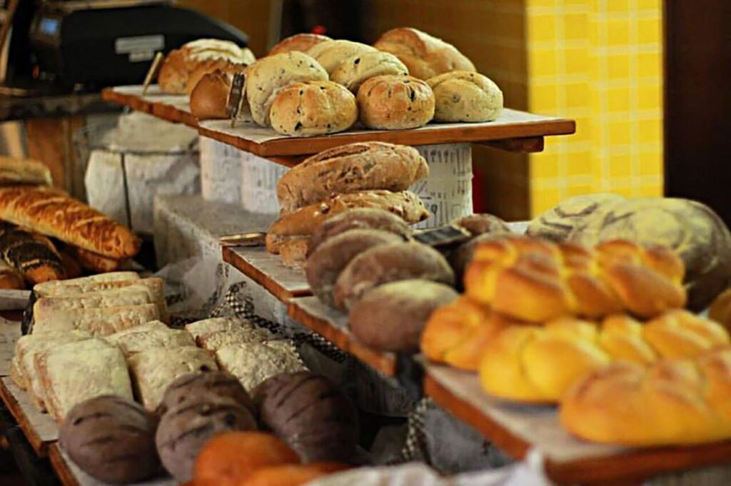 Seleção de pães e produtos de padaria em São Paulo