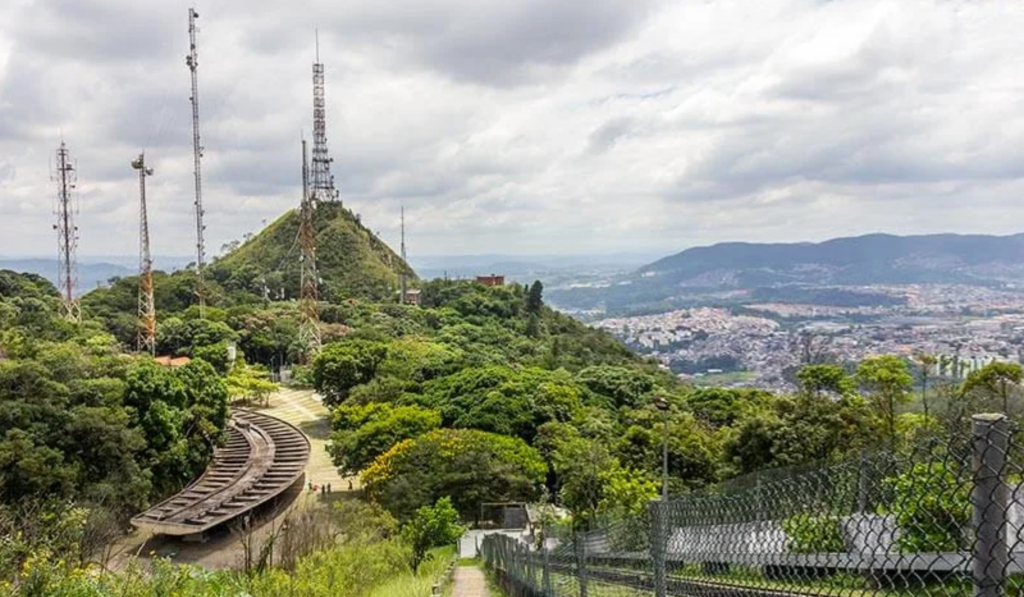 Vista panorâmica do Pico do Jaraguá com a vegetação da Mata Atlântica ao fundo