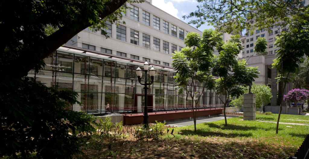 Fachada da Biblioteca Mário de Andrade em São Paulo, um marco da arquitetura moderna.