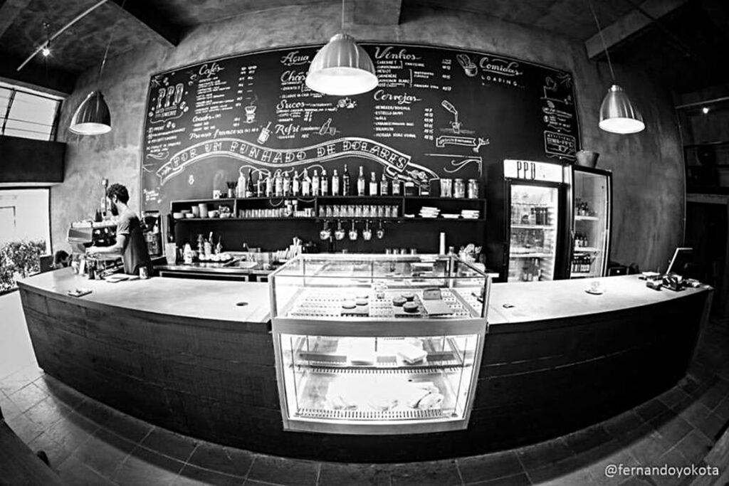 Café Por um Punhado de Dólares em São Paulo, ambiente acolhedor com decoração despojada