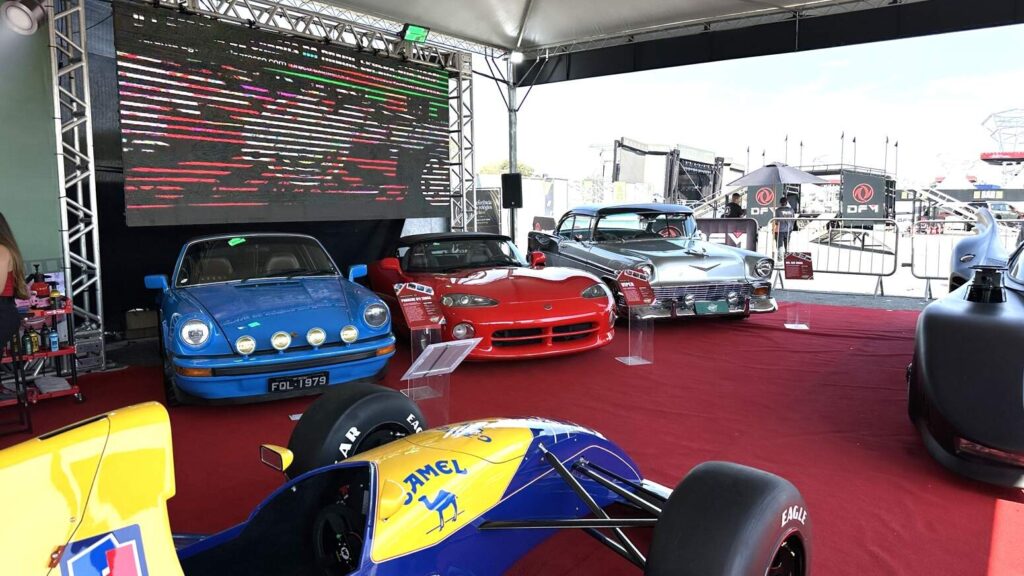 Carros antigos e de Fórmula 1 em exposição no Parque Dream Car durante o Festival Interlagos 2026