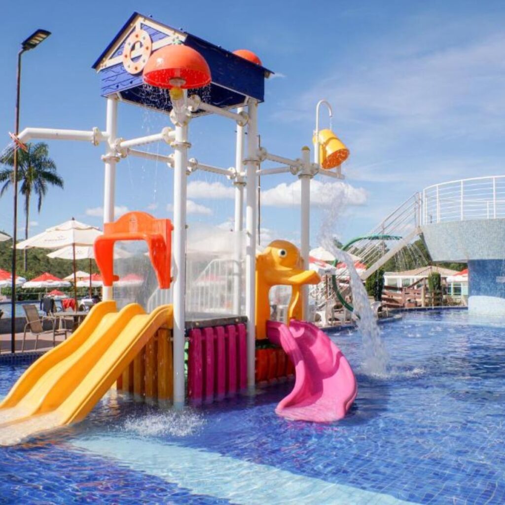 Vista do resort all inclusive em Poços de Caldas com áreas de lazer e natureza