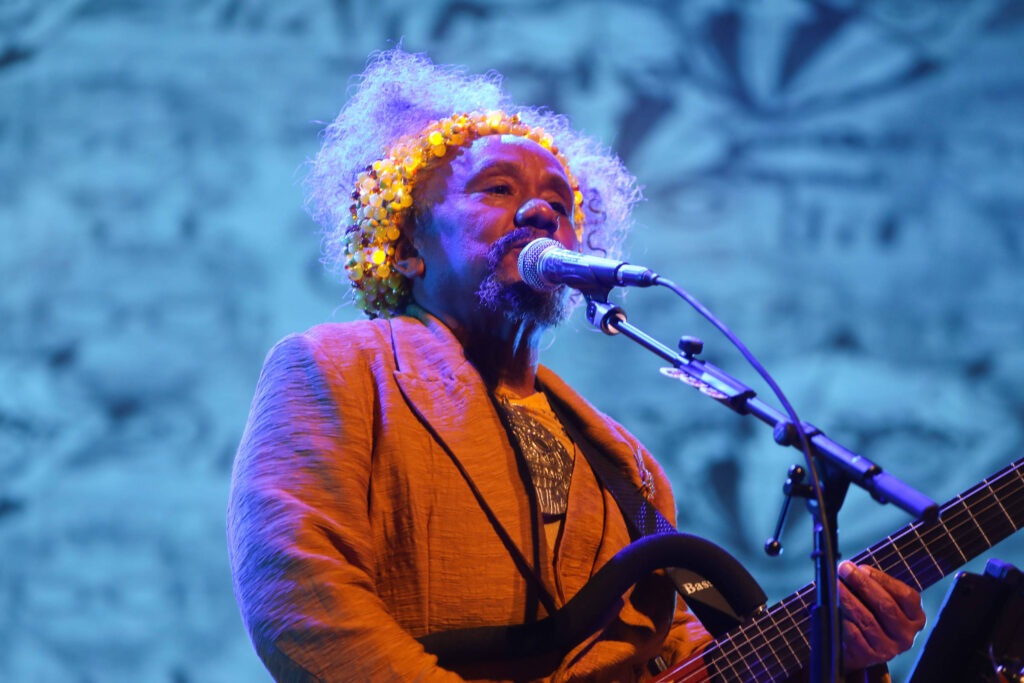 Chico César e Tulipa Ruiz se apresentam juntos no Festival Palco Brasil em São Paulo