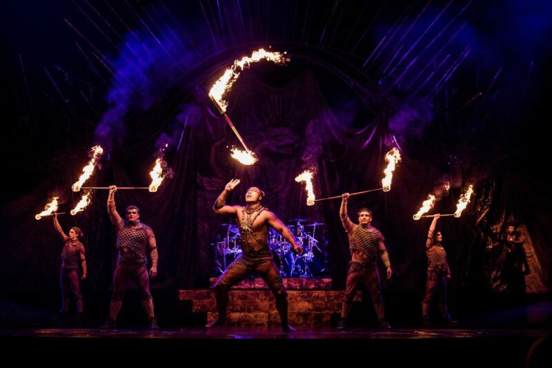 Artistas do Cirque du Soleil apresentando Alegría sob a Grande Tenda