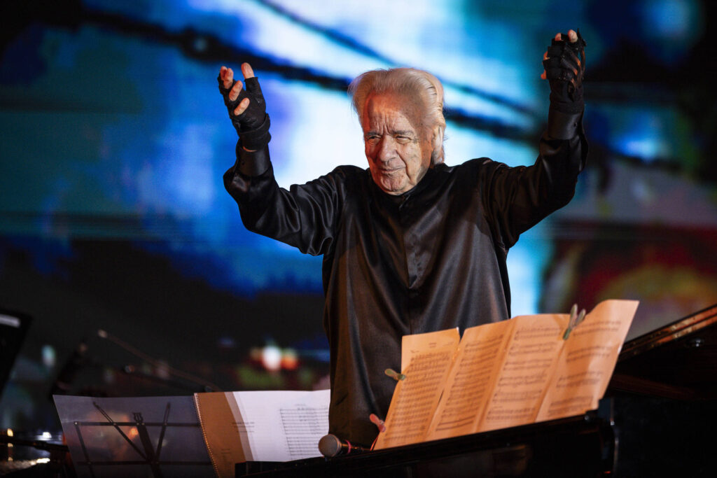 Concerto gratuito de João Carlos Martins com a Orquestra Bachiana Filarmônica SESI-SP no Pátio Higienópolis em São Paulo