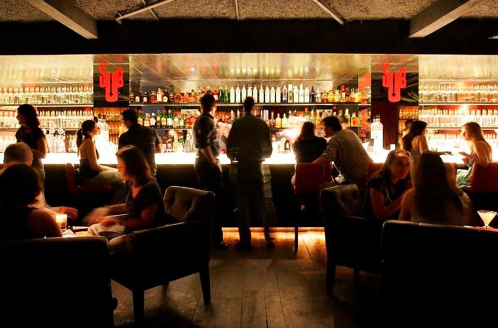 Coquetéis coloridos servidos no SubAstor, bar famoso em São Paulo