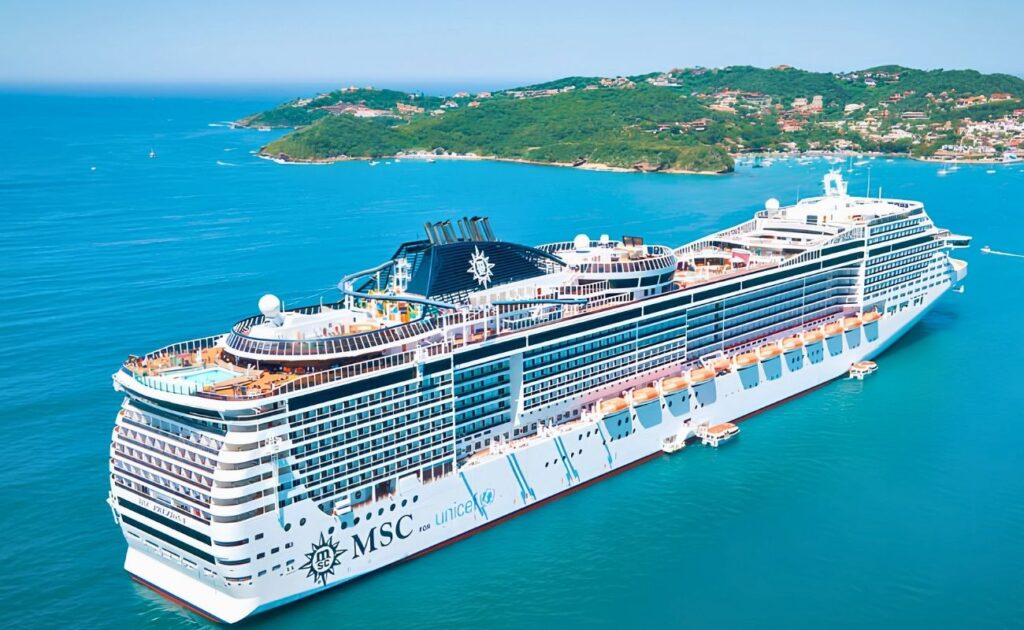 Navio de cruzeiro MSC Preziosa navegando pelo mar em um dia ensolarado