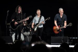 Foo Fighters se apresentando ao vivo em um show enérgico