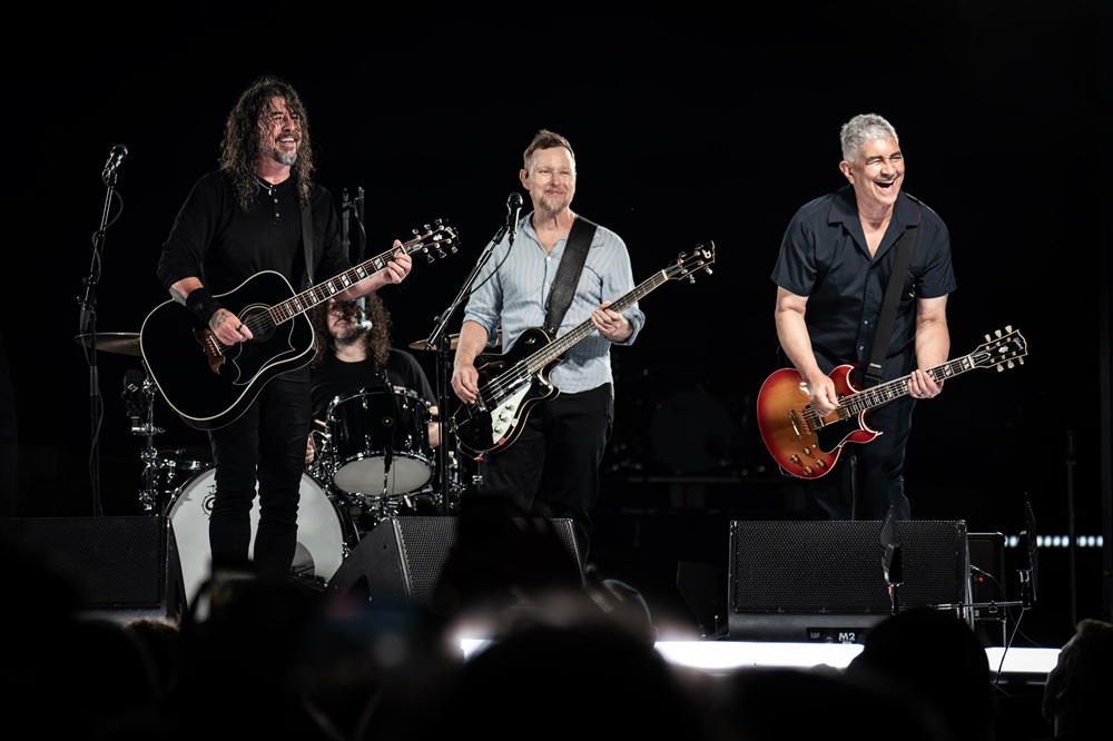 Foo Fighters se apresentando ao vivo em um show enérgico