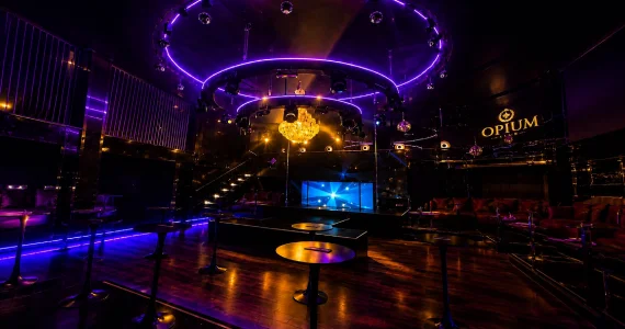 Pista de dança principal com sistema moderno de iluminação cenográfica em LED no interior da Opium Club em São Paulo.