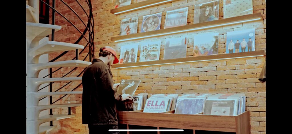 Capa do álbum Na Trave de John, edição especial em vinil vermelho