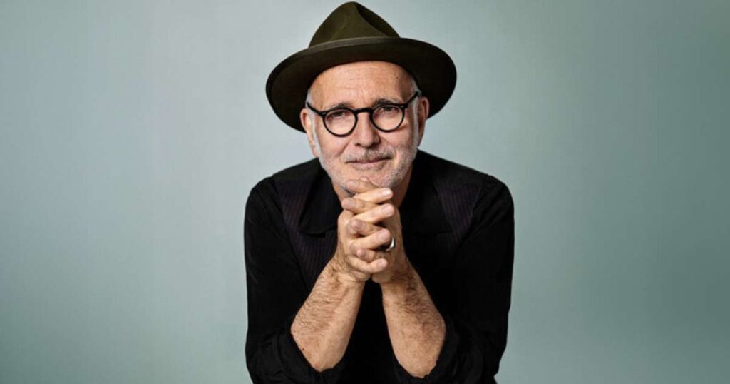 Ludovico Einaudi se apresentando ao piano durante concerto