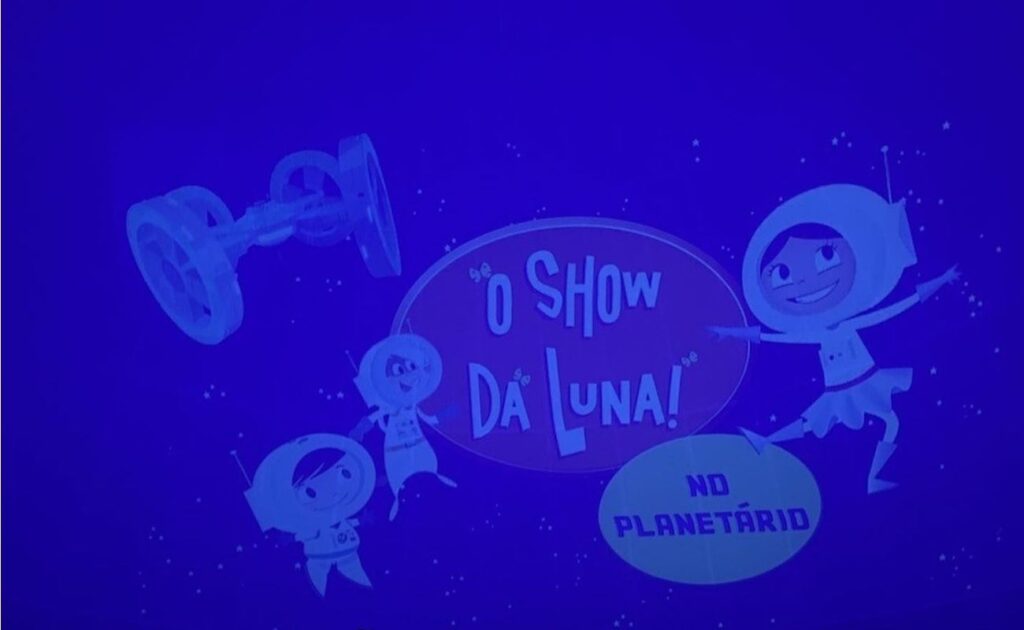 Crianças assistindo ao espetáculo O Show da Luna no Planetário do Carmo em São Paulo