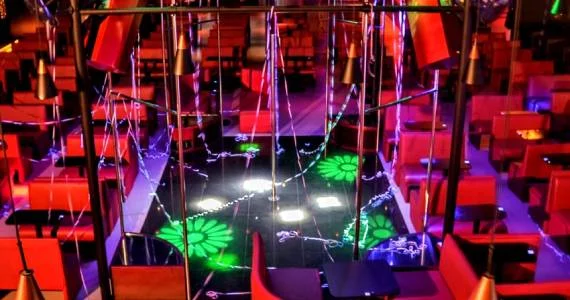 Pista de dança movimentada integrada com mesas de canto e camarotes dispostos no complexo multiambientes do Inner Club em Santo Amaro.