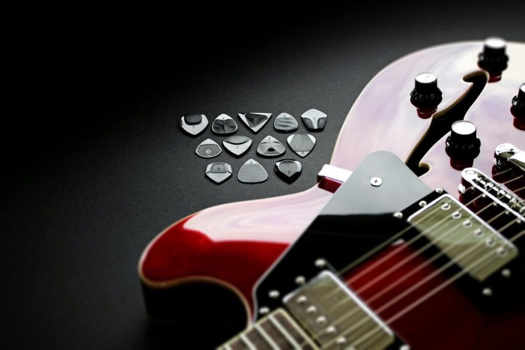 Um guitarrista tocando em um palco, representando a essência do rock.