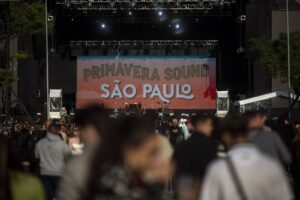 Cartaz do festival Primavera Sound São Paulo 2026 com informações sobre pré-venda e atrações