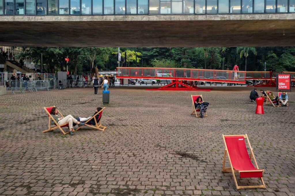 Programação cultural gratuita no Vão Livre do MASP com pessoas participando de atividades diversas.