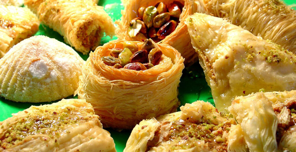 Vitrine do restaurante Damascus em Pinheiros, exibindo doces árabes como baklava e knafeh