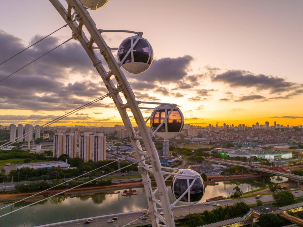 Roda Gigante Roda Rico em São Paulo com grupos de pessoas se divertindo