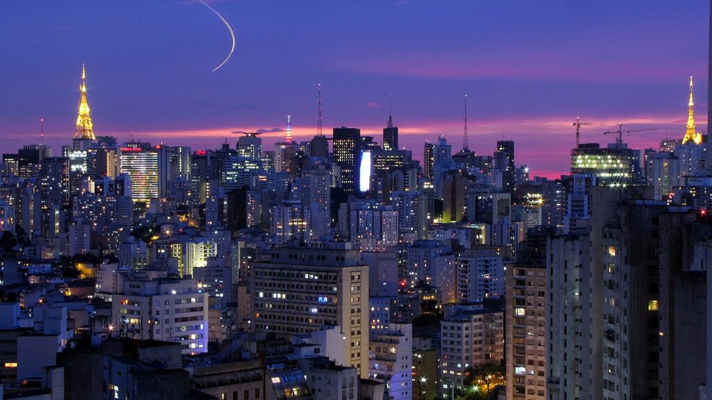 Vista panorâmica dos rooftops com potencial gastronômico em São Paulo