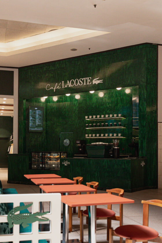 Interior do Café Lacoste em São Paulo com decoração sofisticada e elementos franceses