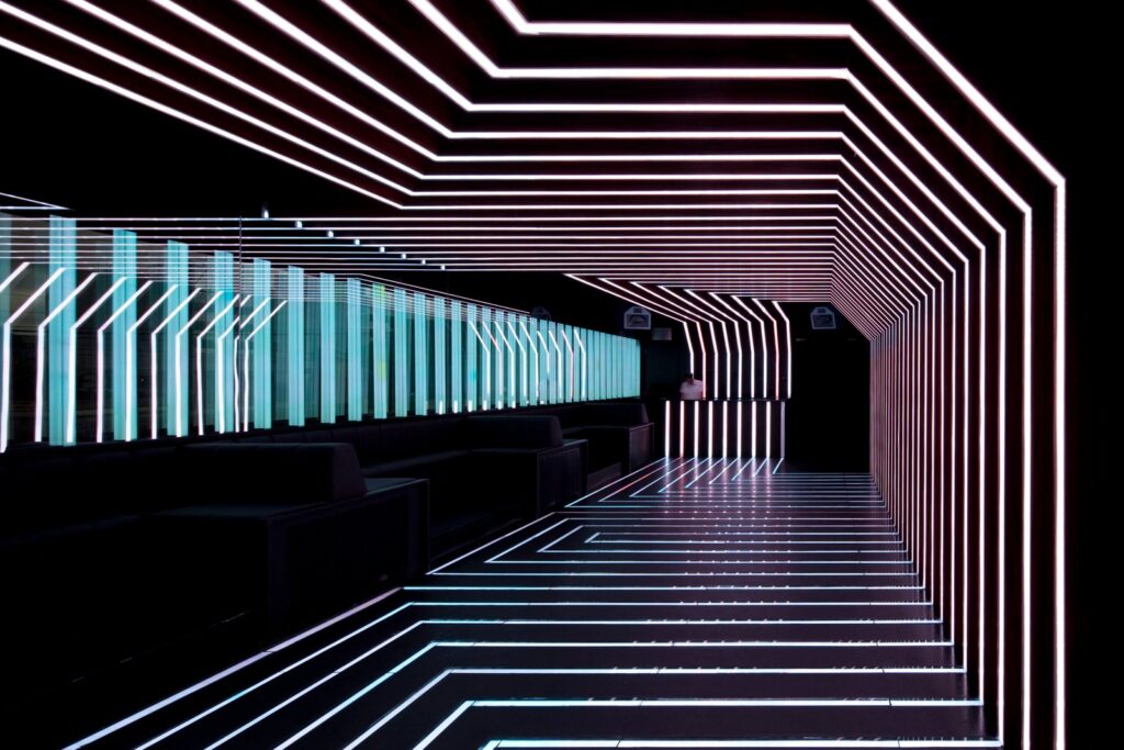 Fachada da D-EDGE, casa noturna de música eletrônica em São Paulo, com iluminação vibrante e ambiente moderno.