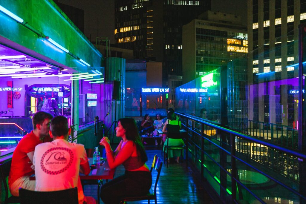 Vista panorâmica da Tokyo no centro de São Paulo com pista de dança ao ar livre