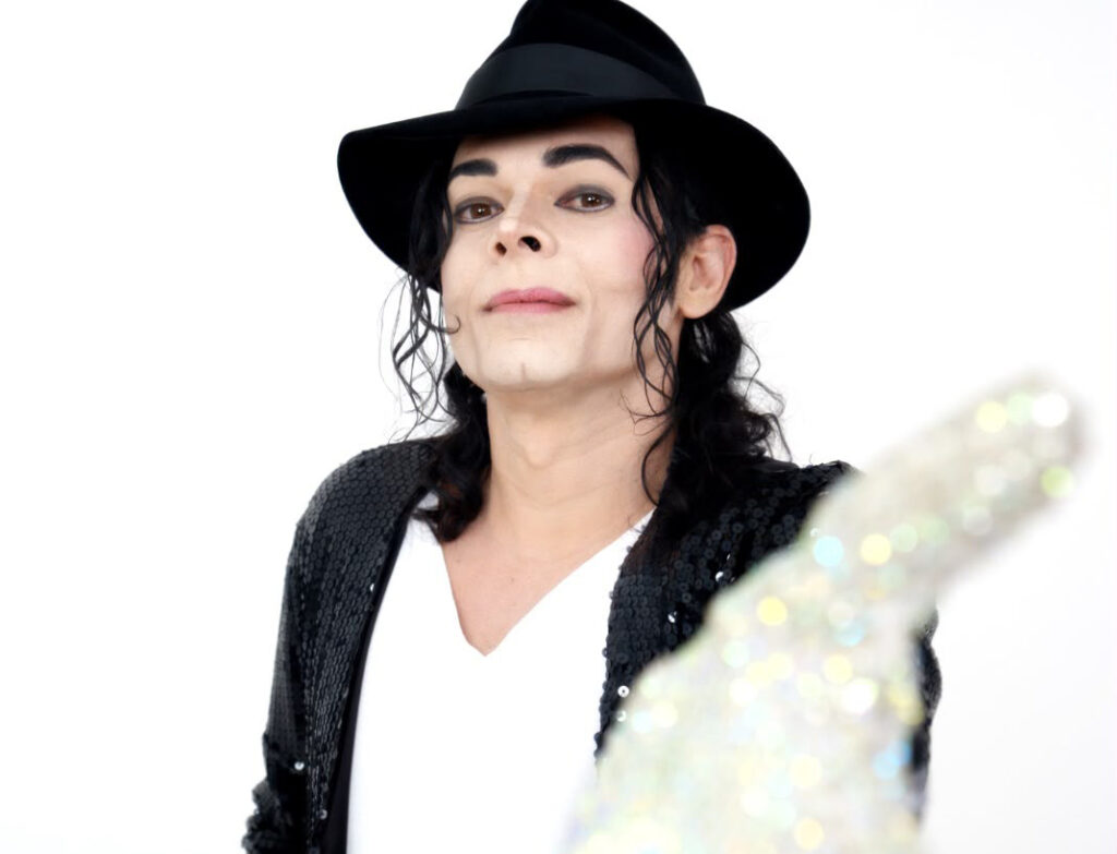 Tributo a Michael Jackson no Shopping Tamboré com dançarinos e decorações temáticas