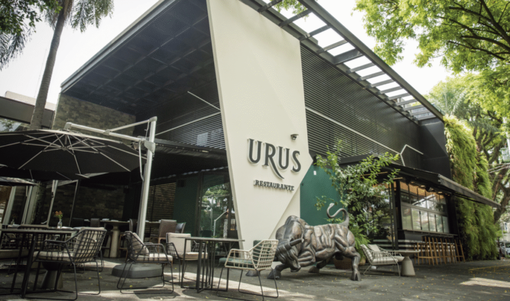 Ambiente elegante do Urus Restaurante em São Paulo, destacando a mesa perfeitamente montada para uma refeição sofisticada.