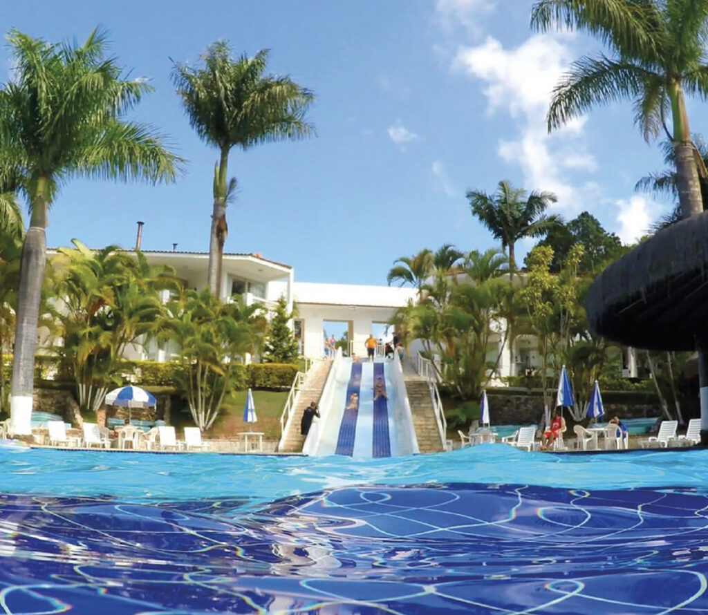Vista do Vale Suíço Resort, destacando as piscinas e áreas de lazer para famílias
