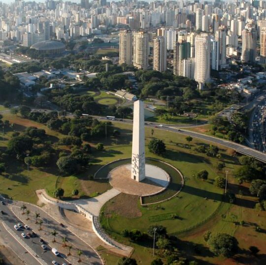 Vista panorâmica do Parque do Ibirapuera com suas áreas verdes e lagoa