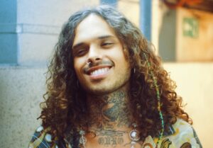 Vitão se apresentando no Sesc Guarulhos durante o show O Que É Amar