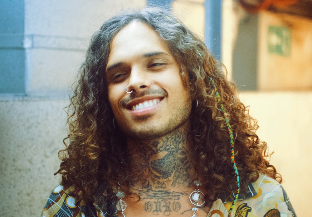 Vitão se apresentando no Sesc Guarulhos durante o show O Que É Amar