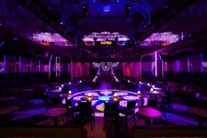 Imagem do Love Cabaret em São Paulo, destacando a interação entre performers e público em um ambiente vibrante e imersivo.