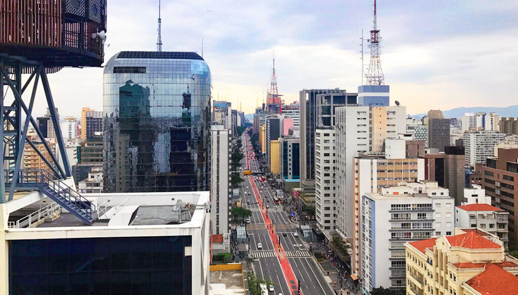 Vista panorâmica do Mirante do SESC Avenida Paulista com os arranha-céus de São Paulo ao fundo.