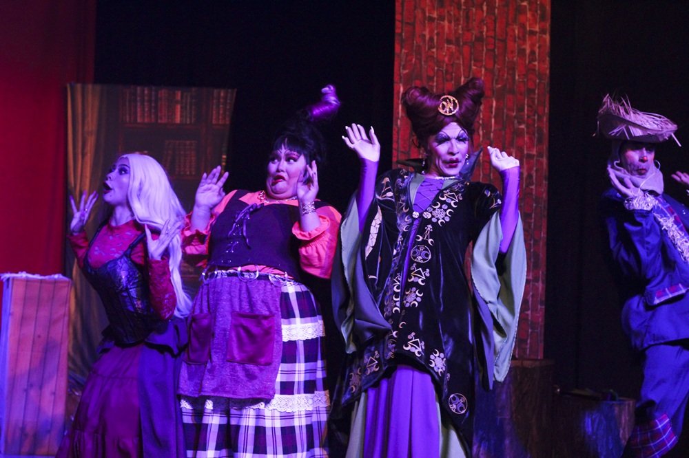 Cena da peça Abracadabra – Uma Magia Divertida com as irmãs Sanderson em um palco colorido
