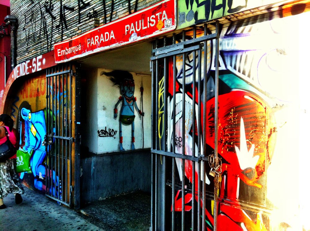 Vista da Passagem Literária da Consolação em São Paulo, mostrando arte e grafites nas paredes.
