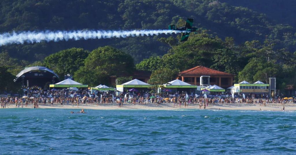 Competição de surfe na Praia de Maresias durante o Banco do Brasil São Sebastião Pro