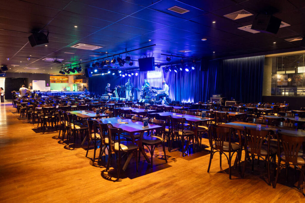 Nova sala do Blue Note em São Paulo com ambiente acolhedor e decoração elegante