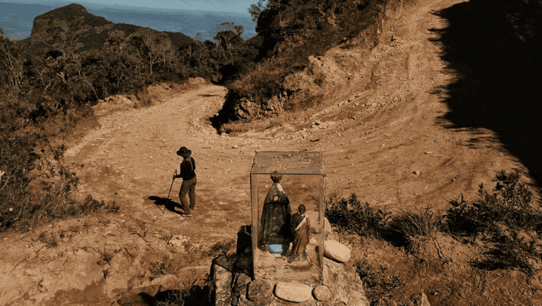 Peregrinos caminhando pelo Caminho da Fé em meio à Serra da Mantiqueira