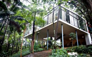 Casa de Vidro, obra da arquiteta Lina Bo Bardi em São Paulo, com fachada de vidro e jardim ao redor