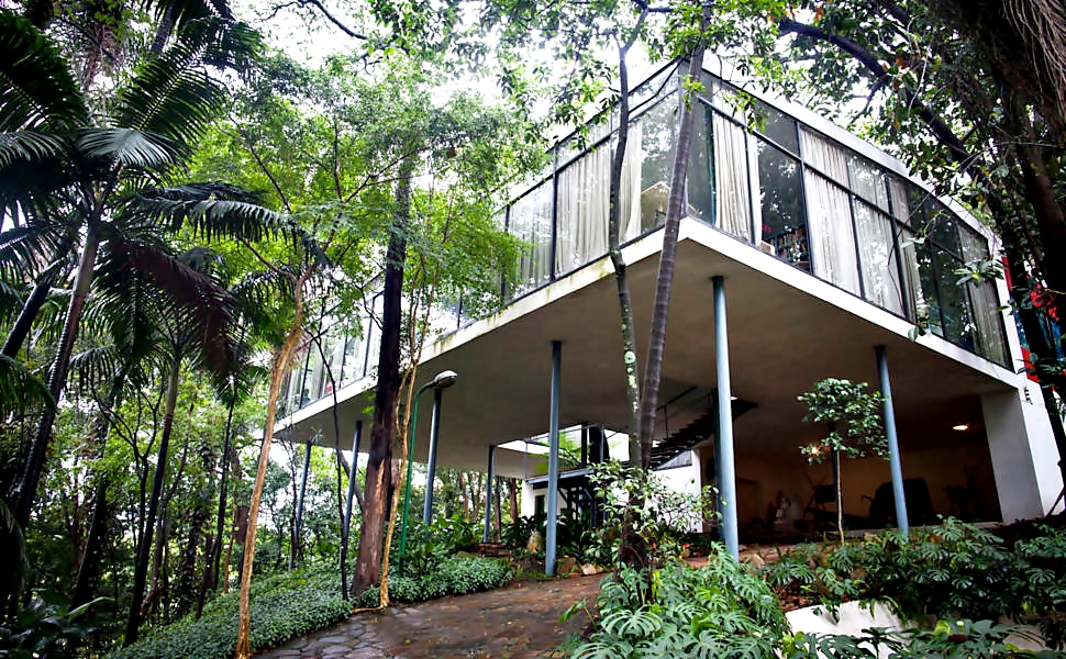 Casa de Vidro, obra da arquiteta Lina Bo Bardi em São Paulo, com fachada de vidro e jardim ao redor
