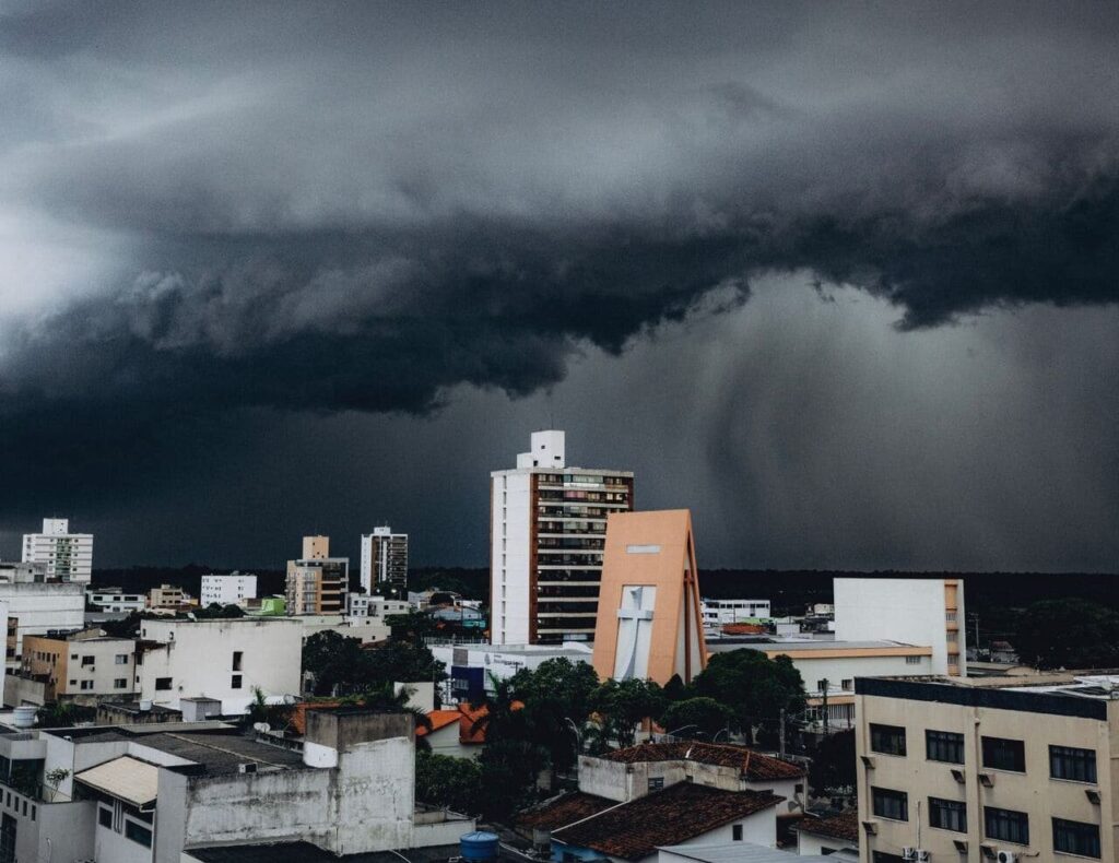 Ciclone extratropical impactando o Sul do Brasil com reflexos em São Paulo