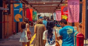 Decorativos de alimentos e bebidas na Feira Sabor Nacional, comemorando 10 anos de gastronomia brasileira