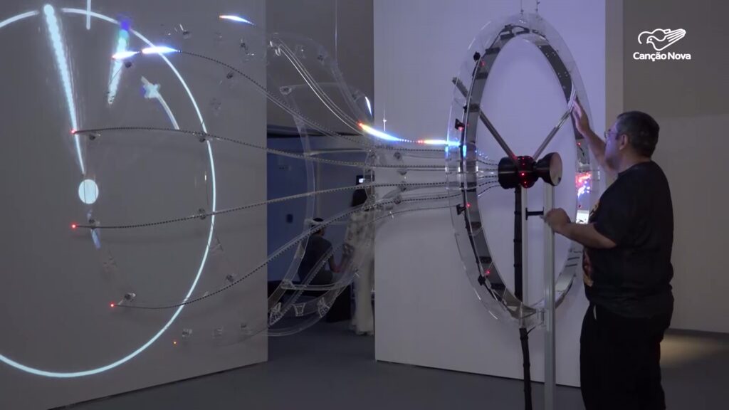 Arte interativa no Festival Internacional de Linguagem Eletrônica em São Paulo, explorando a relação entre arte e tecnologia.