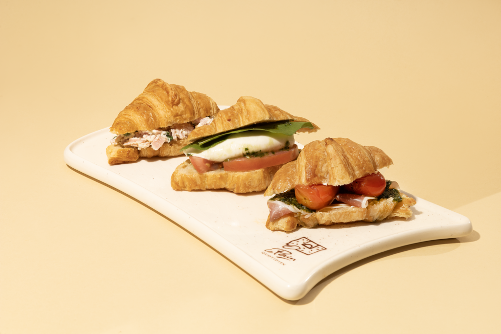 Croissants fresquinhos em uma mesa durante o Festival do Croissant em São Paulo