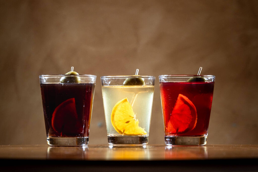 Festival Sur Vermut em São Paulo com diversas marcas e pessoas degustando vermute