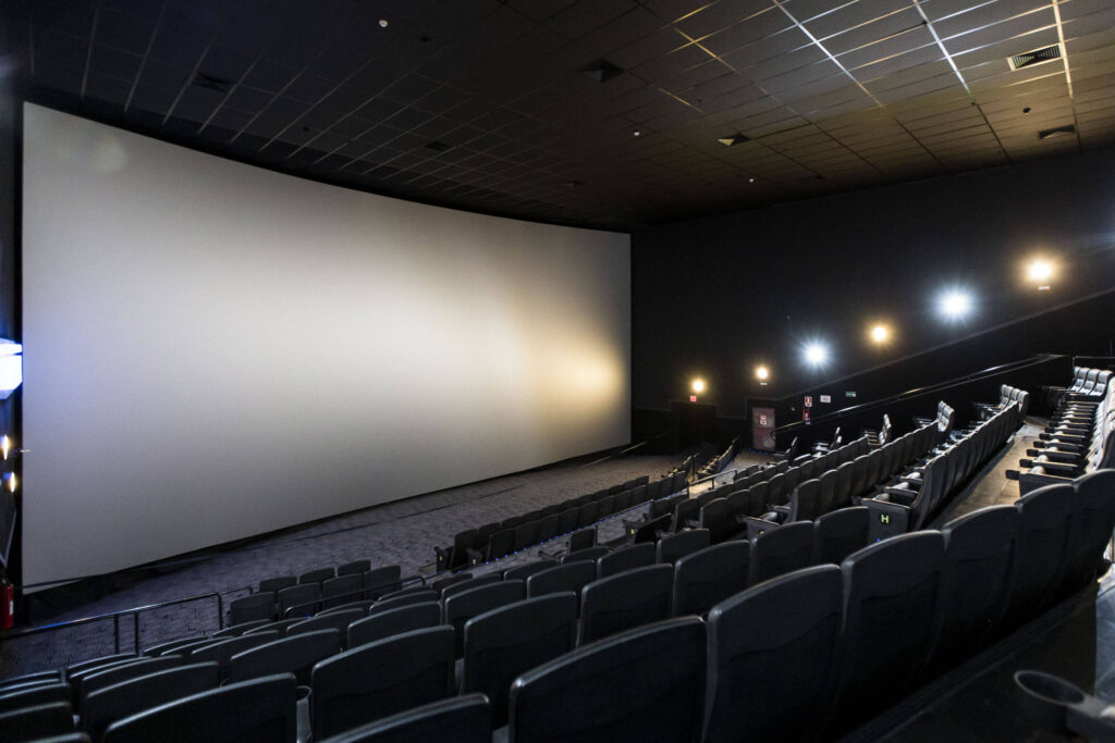 Cenas de um filme sendo exibido em uma tela IMAX em São Paulo