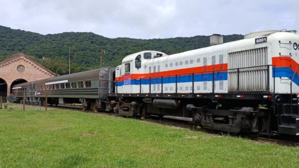 Trem do Expresso Turístico de São Paulo passando por uma bonita paisagem do interior
